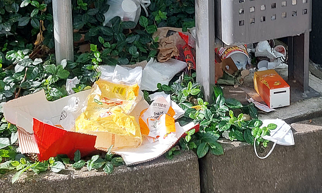 Abfall am Boden verschandelt das Straßenbild